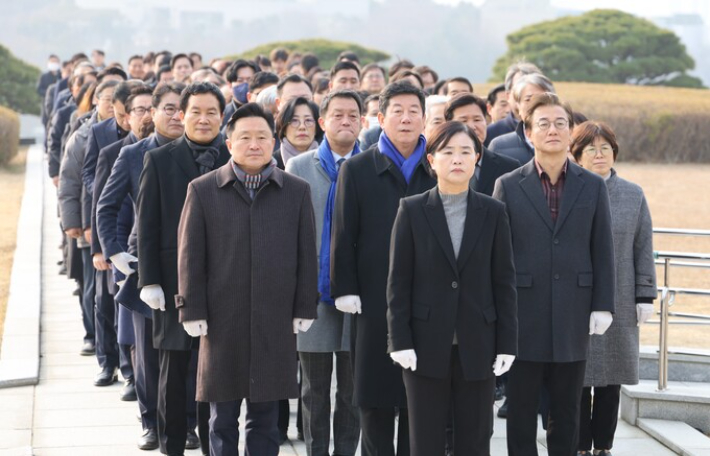 서은숙 더불어민주당 부산시당 위원장(앞줄 가운데)과 최인호 의원, 박재호 의원, 전재수 의원(둘째줄 왼쪽부터) 등 지역 국회의원과 주요 당직자들.  더불어민주당 부산시당 제공