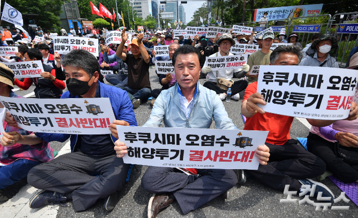 일본 도쿄전력이 후쿠시마 오염수 방류 설비의 시운전에 들어간 지난 12일 오후 서울 여의도 국회의사당 앞에서 전국 어민들이 후쿠시마 방사능 오염수 해양투기 결사반대를 외치고 있다. 류영주 기자