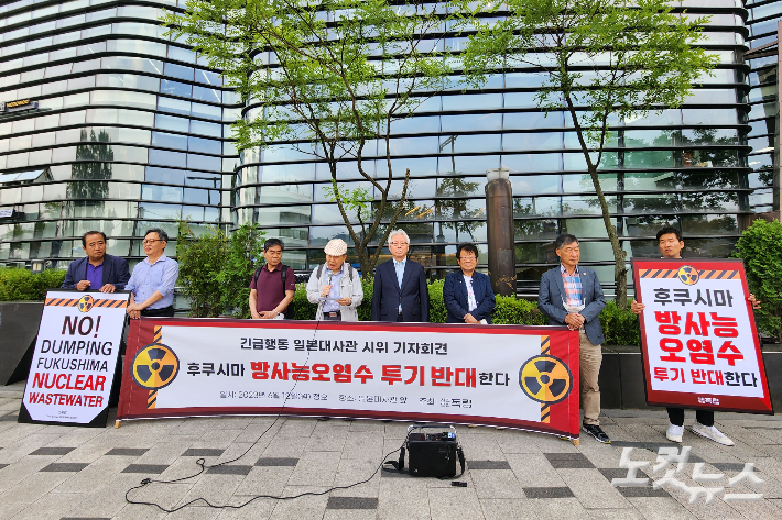 이만열 교수는 "일본 정부의 오염수 투기 강행은 섶을 지고 불에 뛰어드는 것과 같다"며 "2차 세계대전 때 태평양을 휘저었던 대일본제국처럼, 이제 일본은 태평양 연안을 방사능 오염지역으로 휘저으려고 한다"고 비판했다.