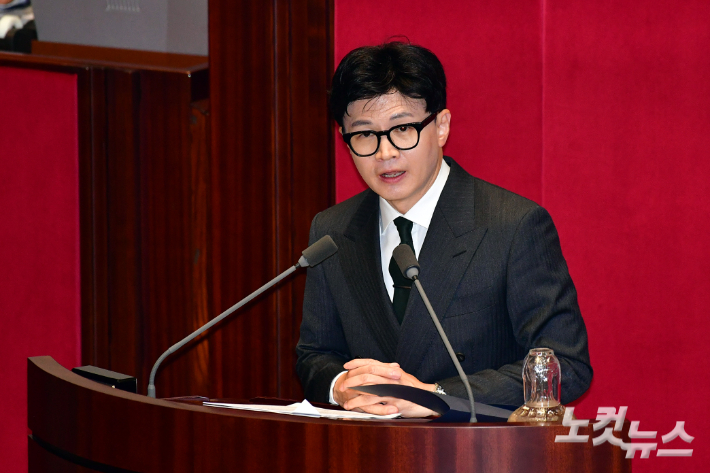 한동훈 법무부 장관이 12일 서울 여의도 국회에서 열린 제407회국회(임시회) 제1차 본회의에서 무소속 윤관석, 이성만 의원에 대한 체포동의요청 이유를 설명하고 있다. 윤창원 기자