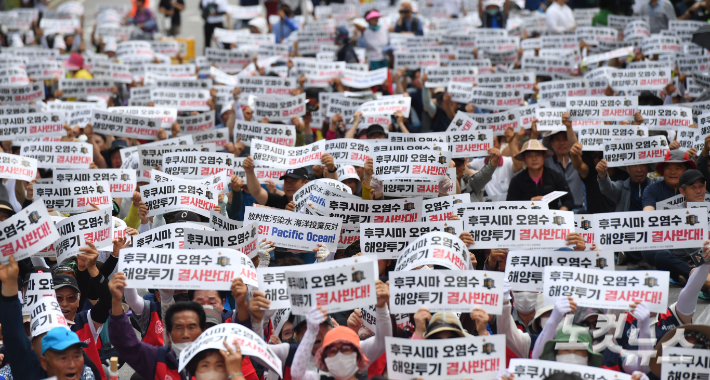 일본 도쿄전력이 후쿠시마 오염수 방류 설비의 시운전에 들어간 12일 오후 서울 여의도 국회의사당 앞에서 전국 어민들이 후쿠시마 방사능 오염수 해양투기 결사반대를 외치고 있다. 류영주 기자