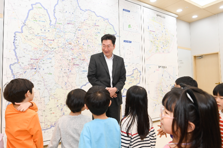 지난 3월 시장실 개방행사를 연 원강수 원주시장이 시장실을 찾은 지역 어린이들과 대화를 나누고 있다. 원주시 제공