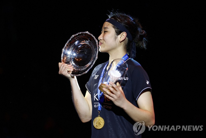 지난 3월 전영오픈에서 방수현 이후 한국 선수로는 27년 만에 여자 단식 정상에 오른 안세영. 로이터=연합뉴스 