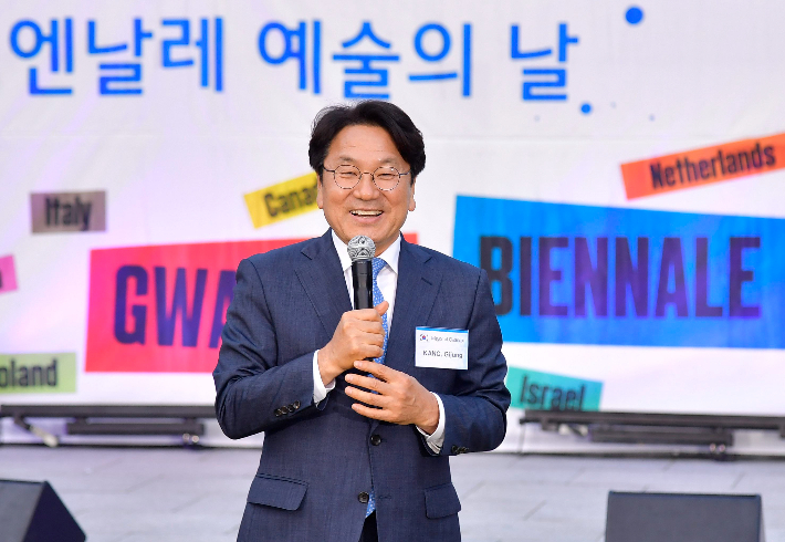 강기정 광주광역시장이 지난 12일 오후 동구 광주전통문화관에서 열린 콩고대사·7개국 주한대사 배우자 초청 '제1회 광주비엔날레 예술의 날' 행사에서 인사말을 하고 있다. 광주광역시 제공