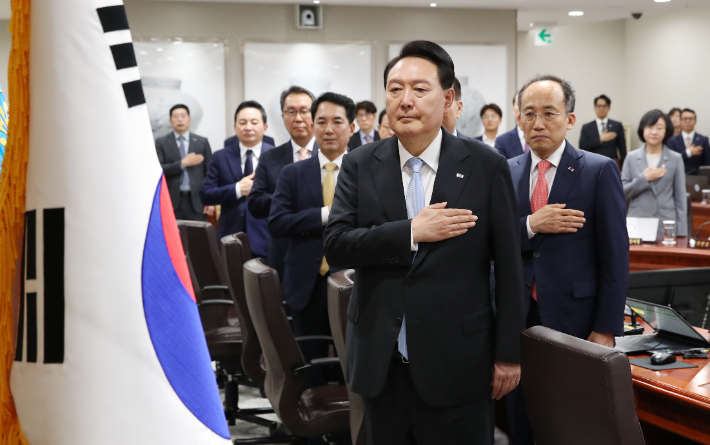 윤석열 대통령이 13일 서울 용산 대통령실에서 열린 국무회의에서 국기에 경례하고 있다. 연합뉴스