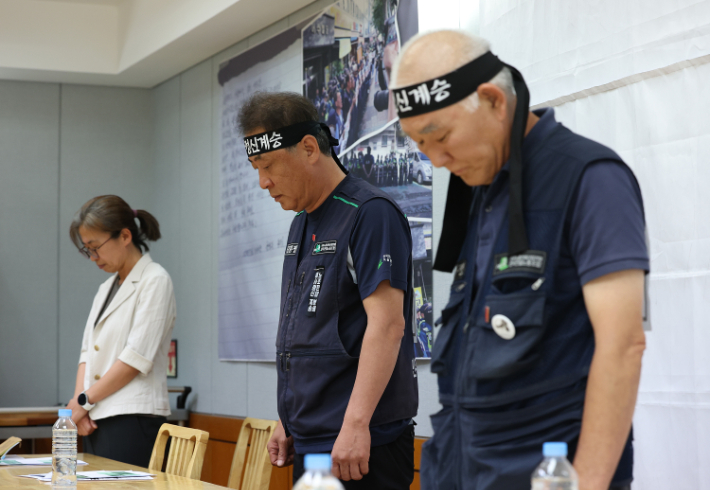 13일 오전 서울 종로구 서울대병원 장례식장에서 열린 '경찰 소환조사 건설노조원 심리적 위기 긴급조사 발표 기자간담회'에서 참가자들이 묵념을 하고 있다. 연합뉴스