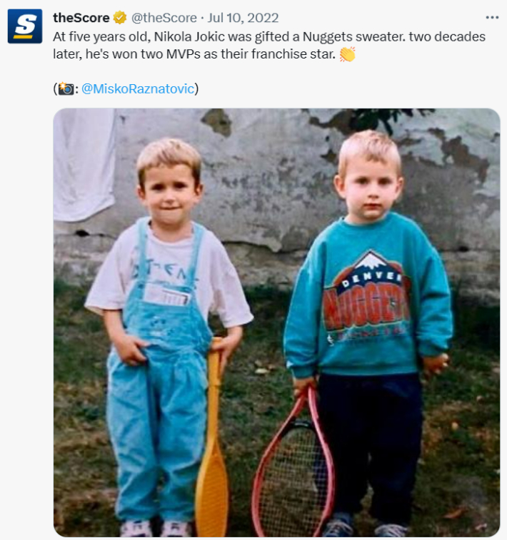 세르비아 솜보르 출신인 니콜라 요키치(오른쪽)가 다섯 살 때 덴버 너겟츠 티셔츠를 입고 촬영한 사진이 최근 다시 화제를 모았다. 트위터 캡처