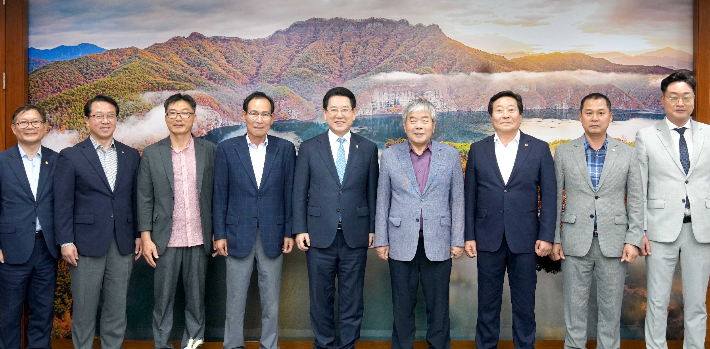 김영록 전남지사와 군 공항 무안이전 반대 범군민대책위원들이 12일 첫 만남을 가졌다. 전라남도 제공 