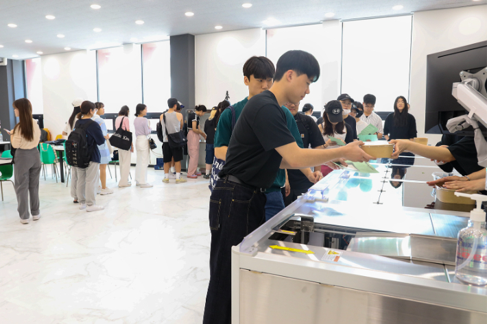 대학생들이 로봇이 만든 샐러드를 받고 있다. 경일대 제공