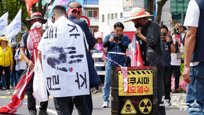 집회에 참여한 시민들이 욱일기를 찢고 태우고 있다. 고상현 기자