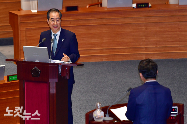 13일 서울 여의도 국회에서 열린 제407회 국회(임시회) 제2차 본회의 경제분야 대정부질문에서 한덕수 국무총리가 의원 질의에 답변을 하고 있다. 윤창원 기자