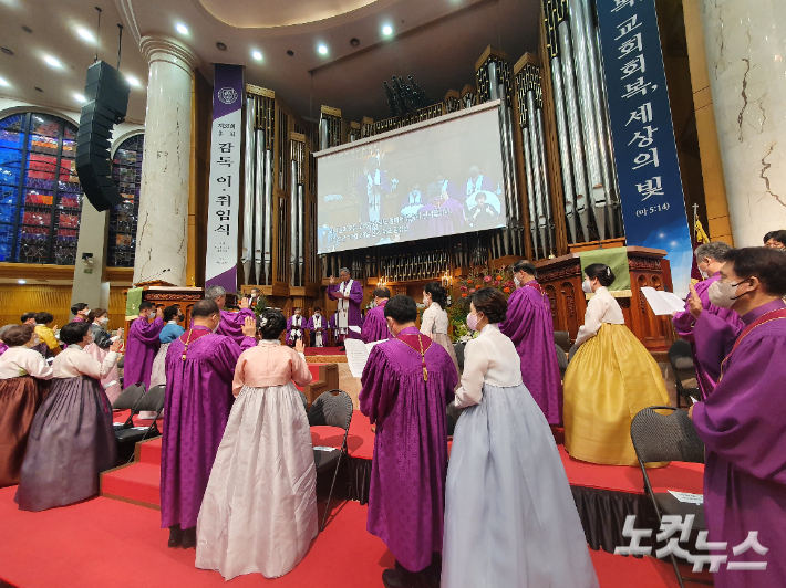 기독교대한감리회(이철 감독회장)가 중부연회 김찬호 감독의 인터콥 활동 논란으로 술렁이고 있다. 기감은 인터콥에 대해 직접적인 이단 규정을 하지 않았지만, 타 교단의 경우 이단 규정이나 교류 금지 등의 조치를 취하고 있기때문이다. 사진은 지난해 10월 연회 감독 이취임식 당시 모습. 