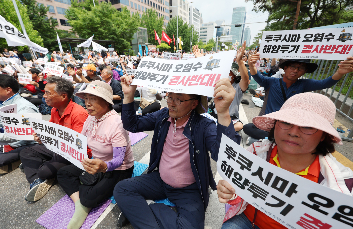 '후쿠시마 오염수 반대' 외치는 어민들     (서울=연합뉴스) 신준희 기자 = 12일 국회 앞에서 전국어민총연맹과 일본 방사성 오염수 해양투기 저지 공동행동 주최로 일본 후쿠시마 오염수 해양투기 반대 집회가 열리고 있다. 2023.6.12     hama@yna.co.kr (끝)   연합뉴스