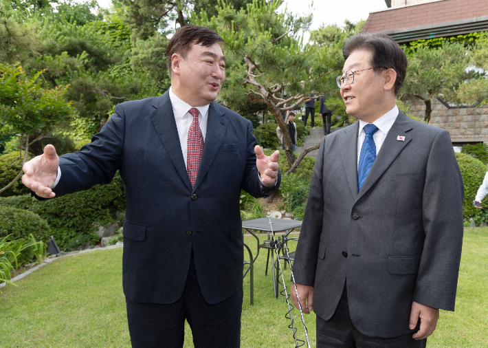 더불어민주당 이재명 대표가 8일 저녁 성북구 중국대사관저에서 싱하이밍 주한 중국대사를 만나고 있다. 연합뉴스  ​​