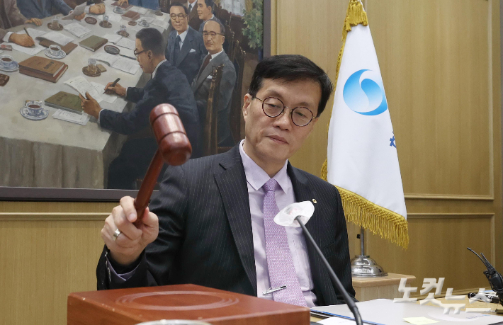 금융통화위원회 정기회의에서 의사봉 두드리는 이창용 한국은행 총재. 사진공동취재단