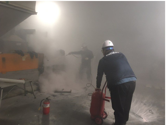 지하 폐기물처리시설 재활용품 선별장에서 화재가 나 노동자들이 소화기로 진압하고 있다. 전국환경노동조합 제공 