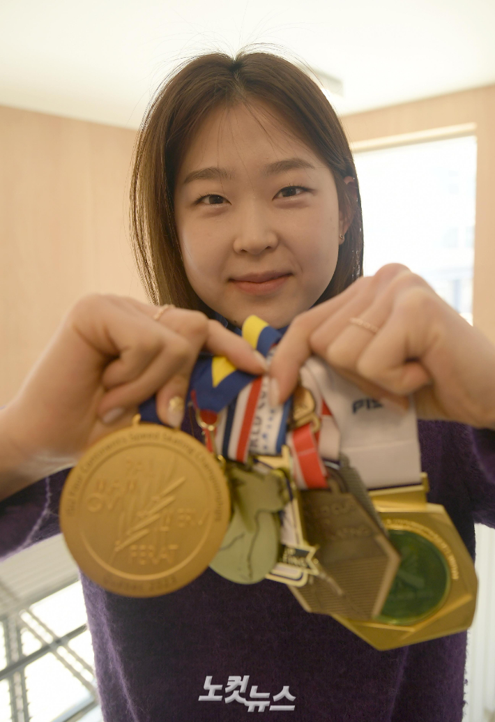 김민선이 지난 시즌 뒤 CBS노컷뉴스와 인터뷰에서 수상 메달을 들고 포즈를 취한 모습. 박종민 기자