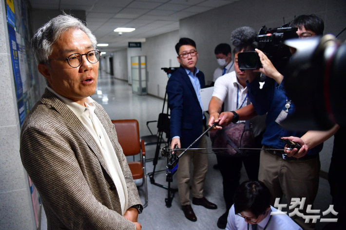 더불어민주당 최강욱 의원이 5일 서울 여의도 국회 의원회관 사무실로 들어서며 취재진의 질문을 받고 있다. 이날 서울경찰청 반부패·공공범죄수사대는 '한동훈 법무부 장관 개인정보 유출' 의혹과 관련 최 의원에 대한 압수수색 영장을 집행하는 것으로 알려졌다. 윤창원 기자