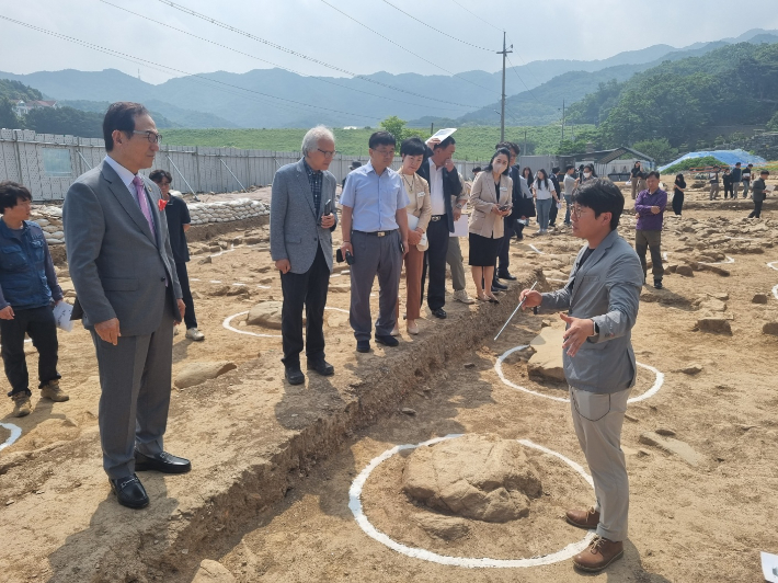 박상돈 천안시장이 천흥사지 발굴현장에서 관계자에게 설명을 듣고 있다. 인상준 기자
