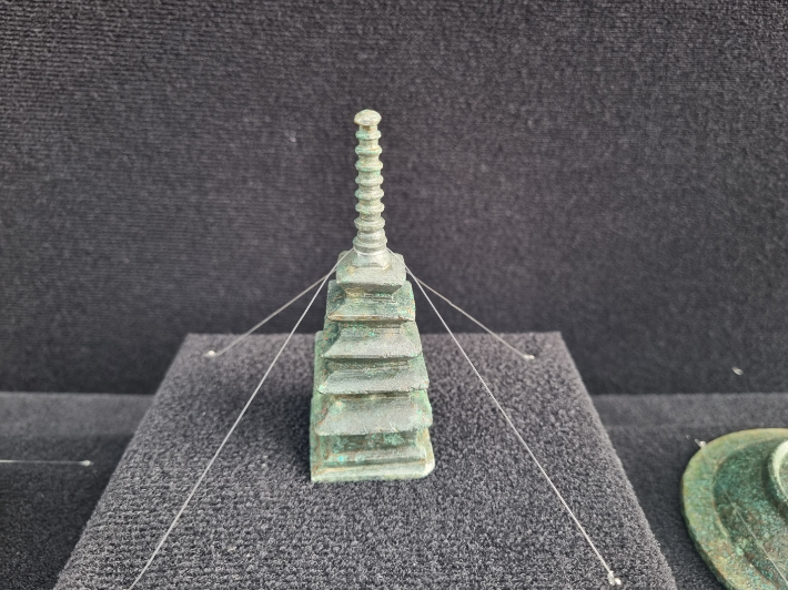 천흥사지 3차 발굴조사에 발견된 청동소탑. 인상준 기자