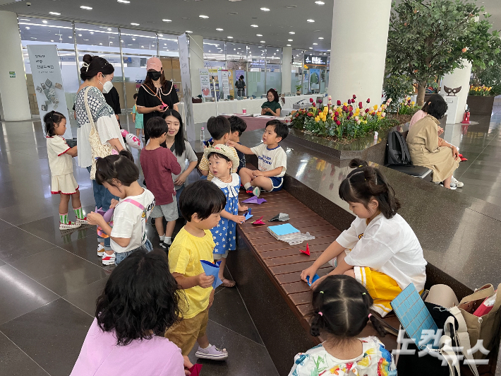 논란이 된 어린이집 학부모와 교사 등 20여 명은 14일 오전 원아들을 데리고 세종시청을 찾았다. 부모와 함께 시청에 온 아이들은 교사와 색종이를 접거나 책을 읽으며 시간을 보냈다. 김미성 기자