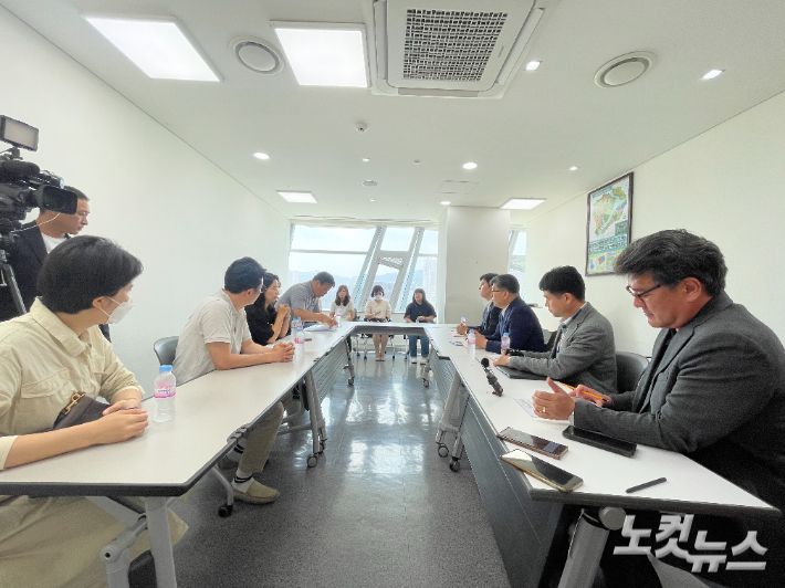 논란이 된 어린이집 학부모와 교사 등과 세종시 정책특별보좌관, 담당 부서 관계자 등이 14일 오전 시청에서 면담을 진행하고 있다. 김미성 기자