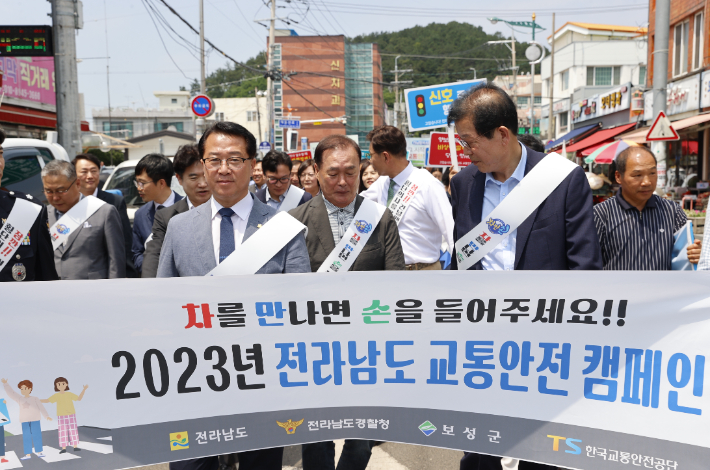 문금주 전라남도 행정부지사(앞줄 왼쪽)가 14일 벌교역앞에서 교통안전캠페인을 벌이고 있다. 전라남도 제공