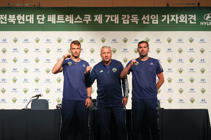 전북 신임 사령탑 단 페트레스쿠 감독(가운데)과 코치진. 전북 현대 제공