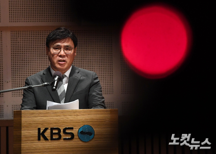 KBS 김의철 사장이 8일 오전 서울 여의도 KBS 아트홀에서 수신료 분리징수 권고와 관련한 KBS의 입장과 대응 방안을 밝히는 기자회견을 하고 있다. 김 사장은 이날 기자회견에서 대통령실이 추진 중인 TV 수신료 분리징수 도입을 철회하면 자신이 사장직에서 물러나겠다고 밝혔다. 황진환 기자