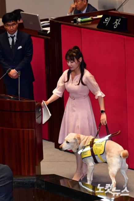 대정부질문 위해 발언대로 향하는 김예지 의원