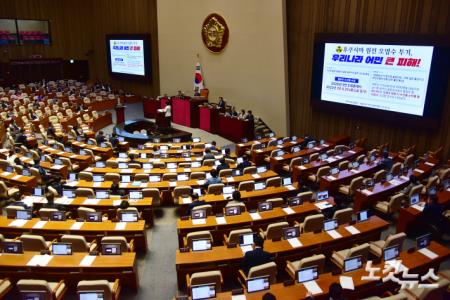 한덕수 국무총리 14일 서울 여의도 국회에서 열린 제407회 국회(임시회) 제3차 본회의 교육·사회·문화 분야 대정부질문에서 더불어민주당 남인순 의원으로 부터 후쿠시마 오염수 방류와 관련 질의를 받고 있다.