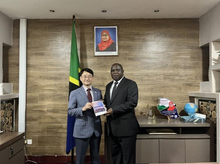 지난 2월 부산시 실무 대표단이 탄자니아를 방문해 자매도시 협정 체결 서한문을 전달했다. 부산시 제공