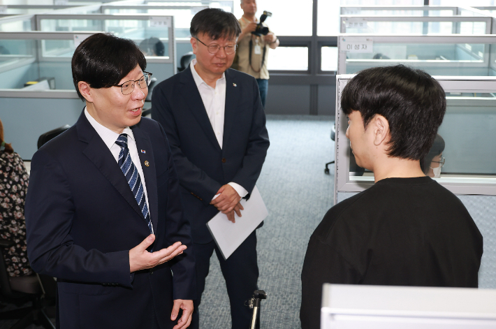 김소영 금융위원회 부위원장이 15일 오전 서울 중구 청년도약계좌 비대면 상담센터에 방문해 청년도약계좌 운영일정 및 상담체계 등 가입신청 과정을 시연 후 상담센터 직원으로부터 청년의견 등을 수렴했다. 금융위원회 제공