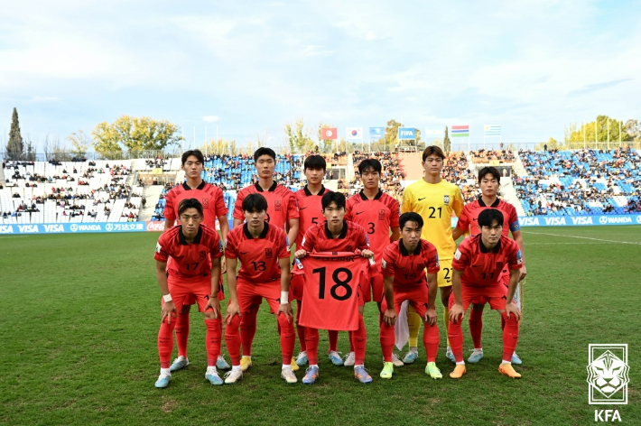 감비아전을 앞두고 박승호 유니폼을 들고 사진 촬영을 한 U-20 대표팀. 대한축구협회