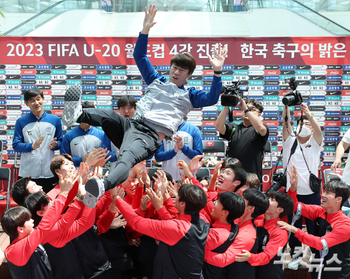 '2023 FIFA U-20 월드컵'에서 4강에 진출한 U-20 축구대표팀 김은중 감독이 14일 오후 인천공항을 통해 귀국, 환영행사 후 선수들의 헹가래를 받고 있다. 인천공항=황진환 기자