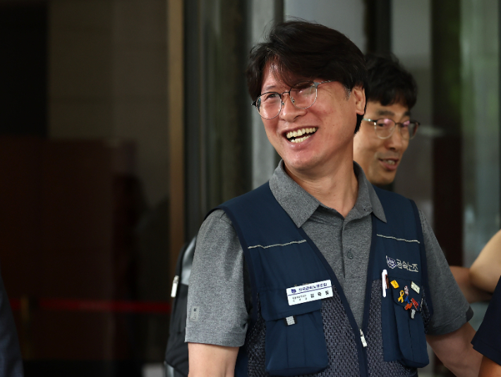 김득중 금속노조 쌍용자동차지부장이 15일 오전 서울 대법원 법정을 나서며 환하게 웃고 있다. 연합뉴스