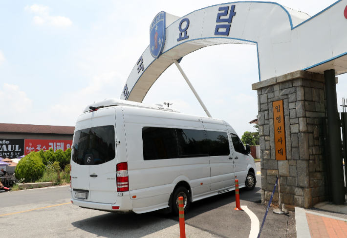 김민재를 태운 차량이 논산 육군훈련소로 들어가는 모습. 연합뉴스