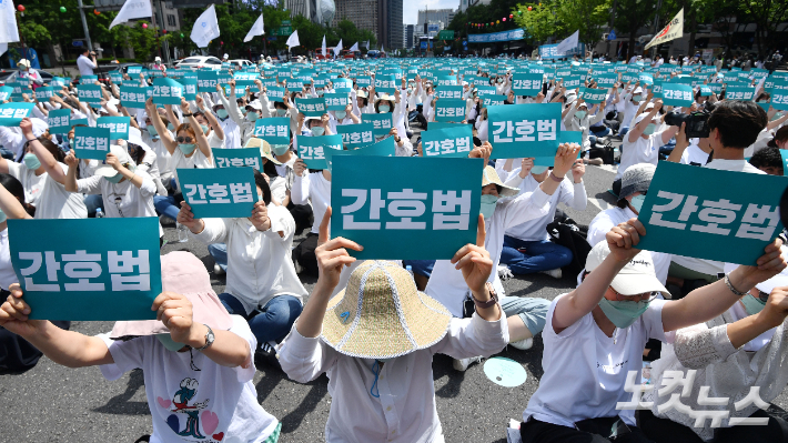 지난달 19일 윤석열 대통령의 간호법 거부권 행사에 반발해 준법투쟁을 선언한 간호사들이 서울 세종대로 인근에서 간호법 거부권을 규탄하는 대규모 집회를 하고 있다. 류영주 기자