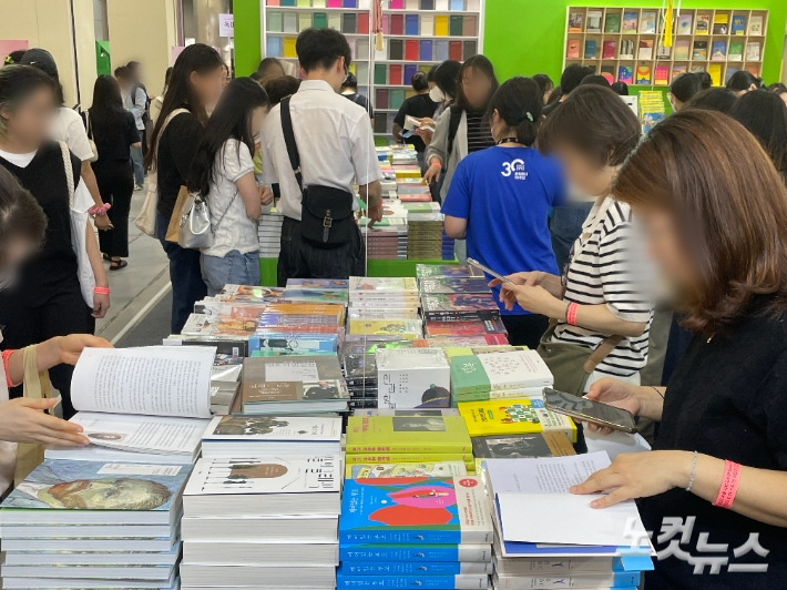 14일 개막한 서울국제도서전 시민들이 전시된 책을 살펴보고 있다. 김민수 기자 