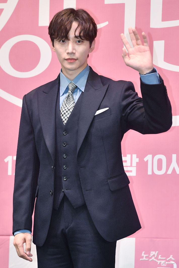 배우 이준호가 15일 오후 서울 신도림 라마다호텔에서 열린 JTBC 새 토일드라마 '킹더랜드' 제작발표회에 참석해 포즈를 취하고 있다. 류영주 기자