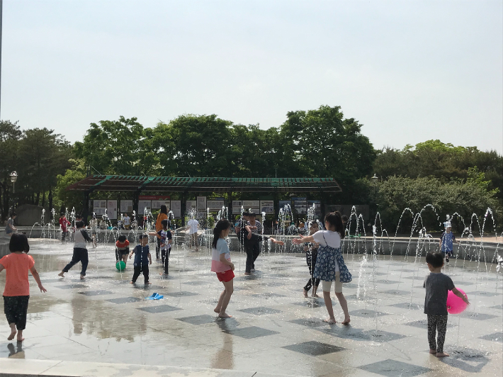 경주엑스포대공원 곡수원 분수대에서 뛰어노는 아이들 모습. 경주엑스포 제공