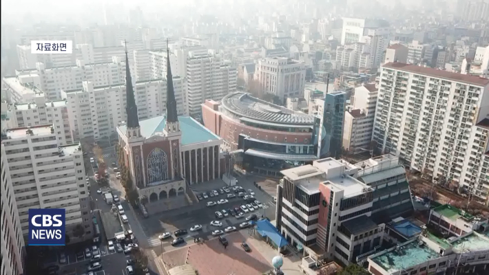 서울 강동구 명일동 명성교회를 하늘에서 내려단 모습.