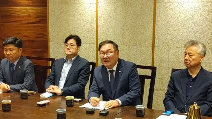 중국을 방문한 더불어민주당 홍기원(왼쪽부터), 홍익표, 김태년, 홍성국 의원이 15일 베이징의 한 식당에서 특파원들과 간담회를 하고 있다. 연합뉴스