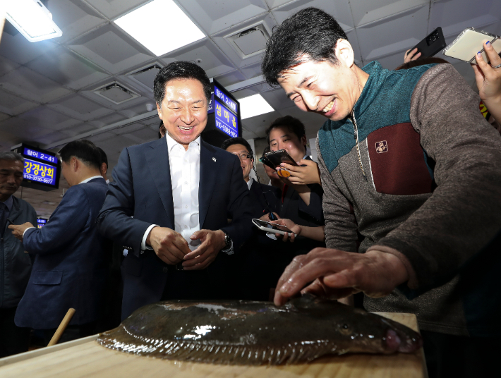 국민의힘 김기현 대표가 15일 오후 서울 동작구 노량진수산시장을 방문해 광어를 살펴보고 있다. 연합뉴스