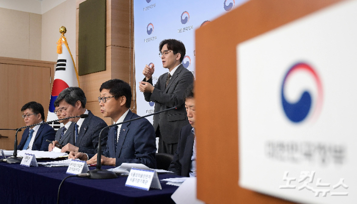 송상근(왼쪽 네 번째) 해양수산부 차관이 15일 정부서울청사에서 후쿠시마 제1원자력발전소 오염수 방류 관련 상황을 발표하고 있다. 박종민 기자