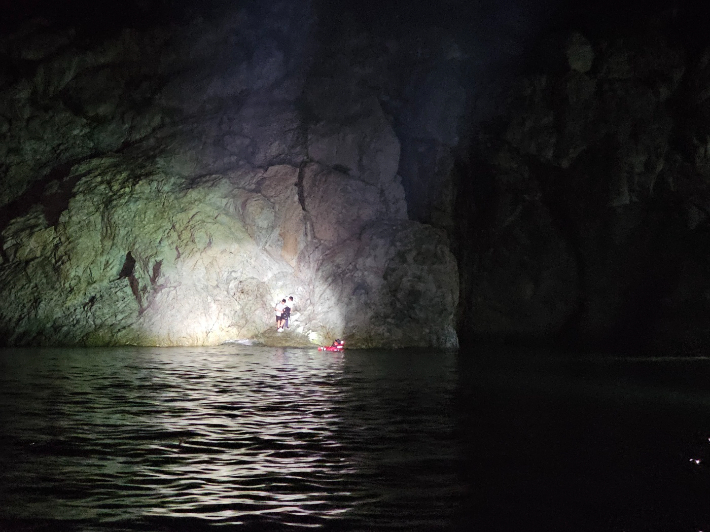 해경이 호기심에 해안가 절벽을 걷다 고립된 10대 2명을 구조하고 있다. 여수해경 제공  
