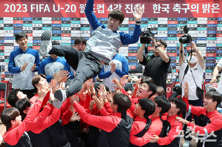 '2023 FIFA U-20 월드컵'에서 4강에 진출한 U-20 축구대표팀 김은중 감독이 14일 오후 인천공항을 통해 귀국, 환영행사 후 선수들의 헹가래를 받고 있다. 인천공항=황진환 기자
