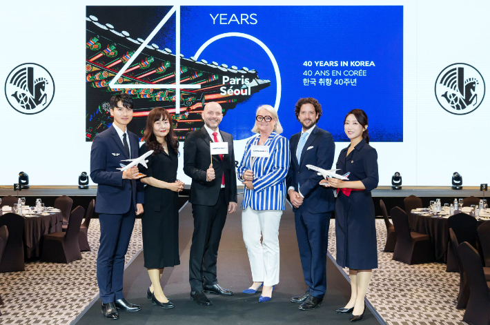 15일 오후 서울 용산구 서울드래곤시티에서 열린 '에어프랑스 한국 취항 40주년 기념 행사'에서 임직원들이 기념촬영을 하고 있다. 좌측 두번째부터 이문정 한국지사장, 보리스 다쏘 한국·일본·뉴칼레도니아 지역 사장, 베아트리스 델퓨 한국∙일본 화물 지역 본부장, 시몬 크라이트호프 한국∙일본∙뉴칼레도니아 지역 영업상무. 에어프랑스 제공