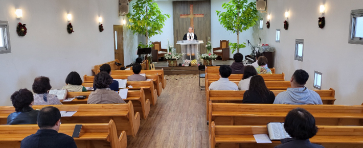 산방산이 보이는 교회 예배 모습. 김태헌 목사 제공