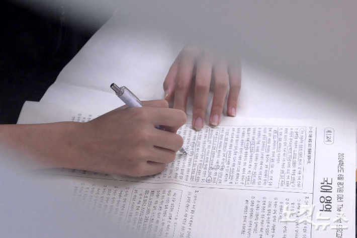 2024학년도 대학수학능력시험 6월 모의평가가 실시된 1일 오전 서울 영등포구 여의도여고에서 한 학생이 교실에서 시험 시작시간을 기다리며 문제집을 풀고 있다. 사진공동취재단